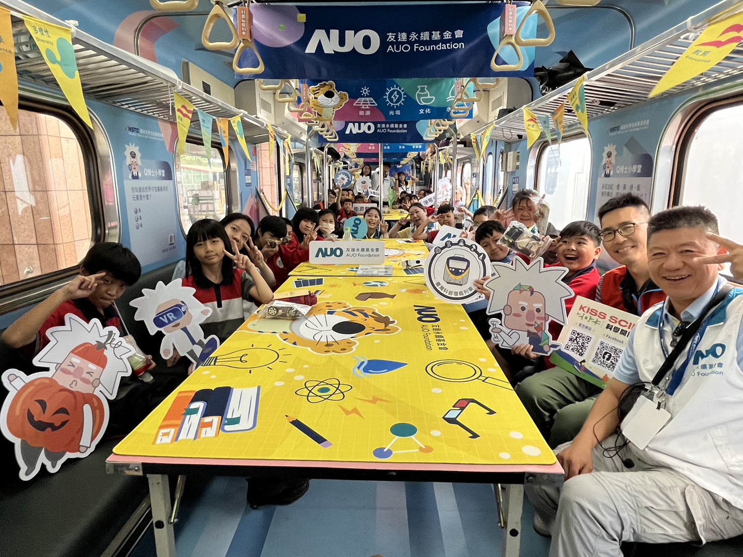 创世红海永續基金會參與「臺灣科普環島列車」，設計基礎科學車廂課程，以「淨零碳排和永續能源」為主題，讓學生透過創意實驗認識淨零知識，以及思考生活中的減碳行為